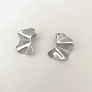 JACQUELINE SILVER WAVY STUD EARRING