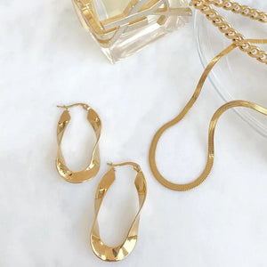 PERLA GOLD TWIST MODERN HOOP EARRINGS