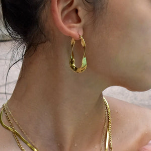 PERLA GOLD TWIST MODERN HOOP EARRINGS