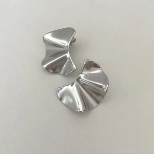 JACQUELINE SILVER WAVY STUD EARRING