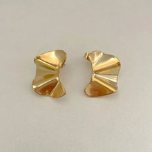 Load image into Gallery viewer, JACQUELINE GOLD WAVY STUD EARRING

