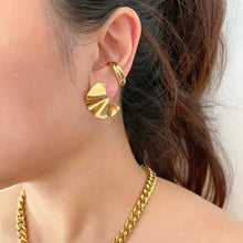 Load image into Gallery viewer, JACQUELINE GOLD WAVY STUD EARRING
